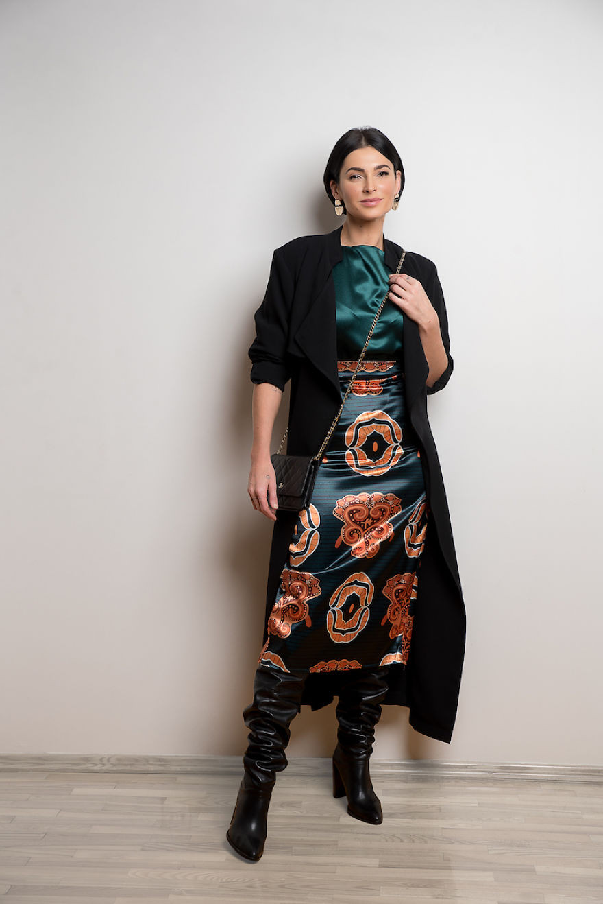 Khi phối thêm một chiếc áo khoác dáng dài thì thiết kế này lại trở nên thanh lịch. Thậm chí, set đồ này còn trông rất sành điệu và thời thượng sau khi được phối lại. Ảnh: BP.