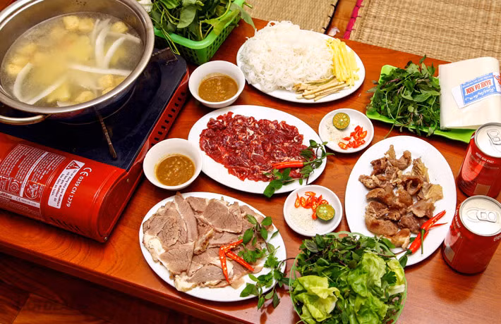 Món lẩu ngon và dễ ăn này có thành phần chính trong nồi nước dùng là nước dừa tươi, dấm gạo, sả và thêm chút hành tây nên rất dậy mùi. Nghe qua tưởng như món nước dùng khác đơn giản nhưng người đầu bếp cũng phải rất khéo léo và có nghề trong việc gia giảm sao cho nước dùng chua thanh vừa phải. Ảnh: Internet.