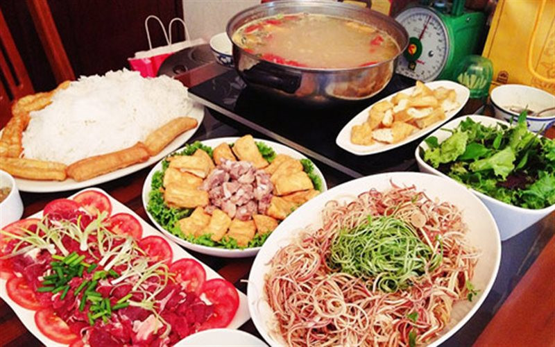 Chúng ta có thể thưởng thức món lẩu cực ngon này tại các quán lẩu trên phố Phó Đức Chính với giá nồi lẩu cho 4 người có giá khoảng 400.000 – 500.000 đồng hoặc vỉa hè ngã 3 Nguyễn Du – Lê Duẩn với đặc sản lẩu riêu cua sườn sụn, thêm chả cá khá ngon, giá lại bình dân, chỉ từ 300.000 – 400.000 đồng/nồi cho 4 người. Ảnh: Cooky.