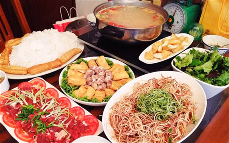 Chúng ta có thể thưởng thức món lẩu cực ngon này tại các quán lẩu trên phố Phó Đức Chính với giá nồi lẩu cho 4 người có giá khoảng 400.000 – 500.000 đồng hoặc vỉa hè ngã 3 Nguyễn Du – Lê Duẩn với đặc sản lẩu riêu cua sườn sụn, thêm chả cá khá ngon, giá lại bình dân, chỉ từ 300.000 – 400.000 đồng/nồi cho 4 người. Ảnh: Cooky.