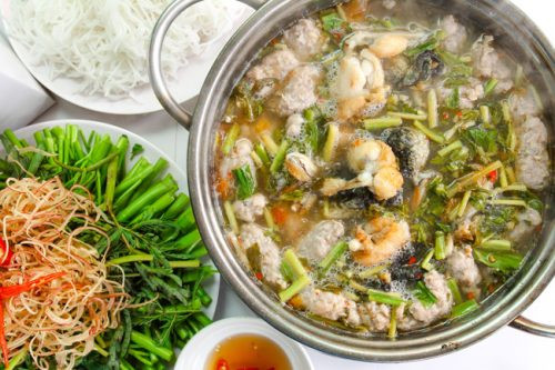 Lẩu ếch: Một nồi lẩu ếch nóng hổi, vị chua cay đặc trưng là lựa chọn thích hợp cho buổi tối se lạnh ở Hà Nội. ếch thường được ướp gia vị và được xào qua trước khi cho vào nồi lẩu. Có rất nhiều sự lựa chọn cho món lẩu ếch như: lẩu ếch sa tế, lẩu ếch măng, lẩu ếch lá giang…Ảnh: Internet.