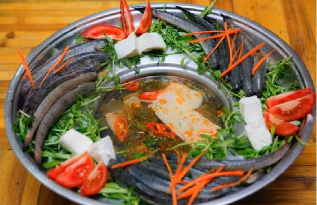 Với khoảng 400.000-500.000 đồng, bạn có thể thưởng thức một nồi lẩu cá kèo ngọt thịt, mềm ngon dành cho 2-3 người ăn. Các món ăn kèm với lẩu cũng rất phong phú như rau muống, rau rút, rau đắng, đậu bắp, hoa chuối và bún…Ảnh: Internet.