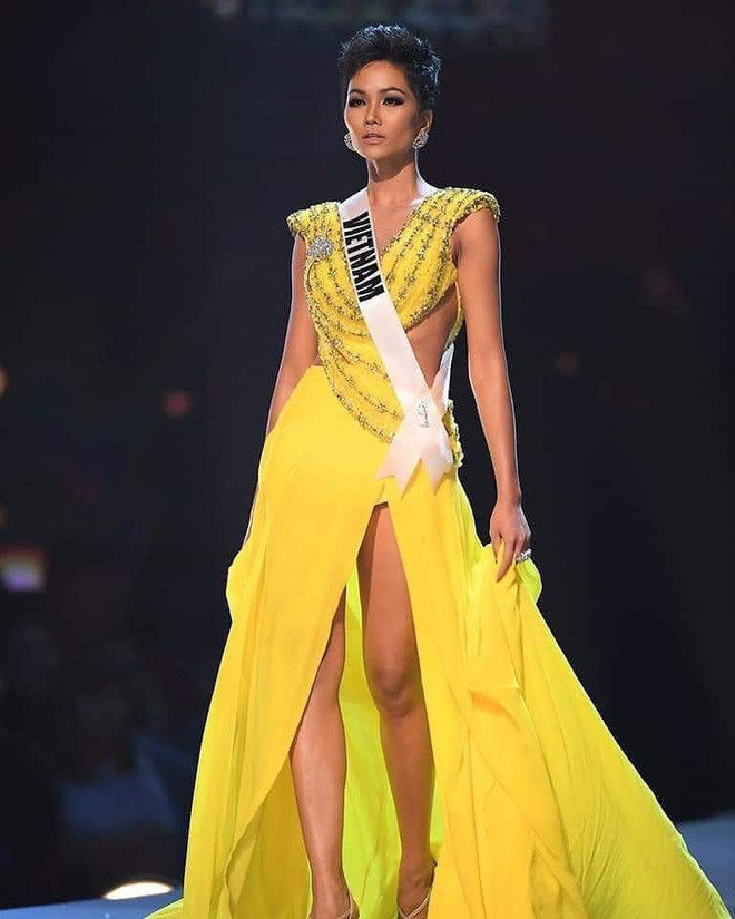 H’Hen Niê đã trở thành tâm điểm chú ý của vòng bán kết Miss Universe 2018 với cú xoay váy “thần sầu” trong phần trang phục dạ hội.