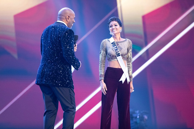 Với số lượng trang phục mang đi tham dự Miss Universe 2018 nhiều kỷ lục, H'Hen Niê luôn đưa người hâm mộ đi từ bất ngờ này tới bất ngờ khác.