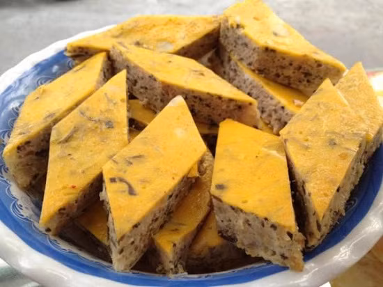 Chả trứng nấm mối: Cho nấm, hàng thái nhỏ vào trứng. Nêm muối, gia vị vừa ăn rồi cho lên chảo dầu nóng chiên vàng. Nếu không thích ăn chiên, bạn có thể cho vào nồi hấp chín. Chả trứng nấm mối ăn béo ngọt cực kỳ đưa cơm. Ảnh: Cách làm món ngon.