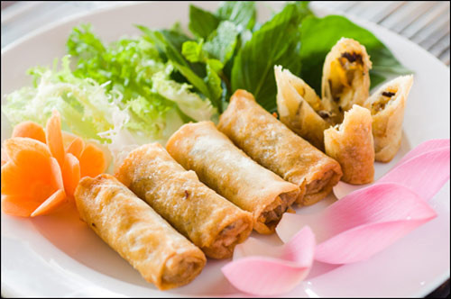 Chả giò nấm mối: Nguyên liệu của món ăn nấm mối, củ đậu, đậu hũ chiên, mộc nhỉ, bánh bía (hoặc bánh tráng cuốn), cà rốt ; gia vị: hạt nêm, muối, đường bột ngọt,... Cách làm tương tự như làm nem. Ảnh: Món ngon VN.