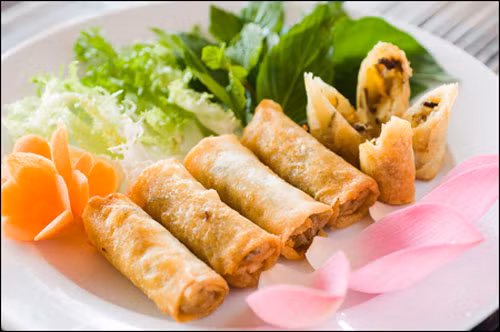 Chả giò nấm mối: Nguyên liệu của món ăn nấm mối, củ đậu, đậu hũ chiên, mộc nhỉ, bánh bía (hoặc bánh tráng cuốn), cà rốt ; gia vị: hạt nêm, muối, đường bột ngọt,... Cách làm tương tự như làm nem. Ảnh: Món ngon VN.