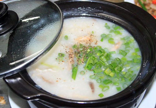 Cháo nấm mối: Điểm nổi bật của món cháo có sự tham gia của nấm mối là không cần bất kỳ loại xương hay thịt nào cũng thơm ngọt, đậm đà. Ảnh: Zing.