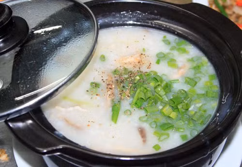 Cháo nấm mối: Điểm nổi bật của món cháo có sự tham gia của nấm mối là không cần bất kỳ loại xương hay thịt nào cũng thơm ngọt, đậm đà. Ảnh: Zing.