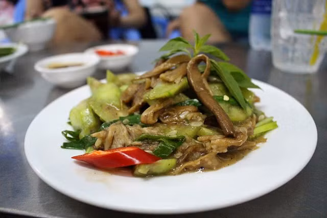 Nấm mối xào mướp hương: Sự kết hợp của hai nguyên liệu dân dã, đơn giản nhưng hương vị của món ăn, nhất là vị dai, ngọt của loại nấm không thể trồng khiến bạn ăn một lần nhớ mãi. Ảnh: Zing.