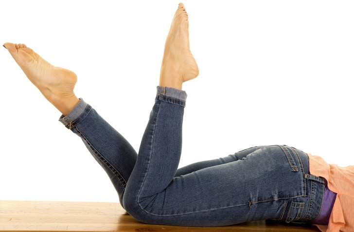 1. Reed in the wind: Bài tập này giúp trẻ hóa, săn chắc cơ thể tuyệt vời. Đầu tiên, nằm sấp trên mặt phẳng, đưa thẳng hai chân lên. Hãy thư giãn và đưa chân lên xuống tương tự như cành cây đung đưa trong gió. Cố gắng để gót chân chạm vào mông.