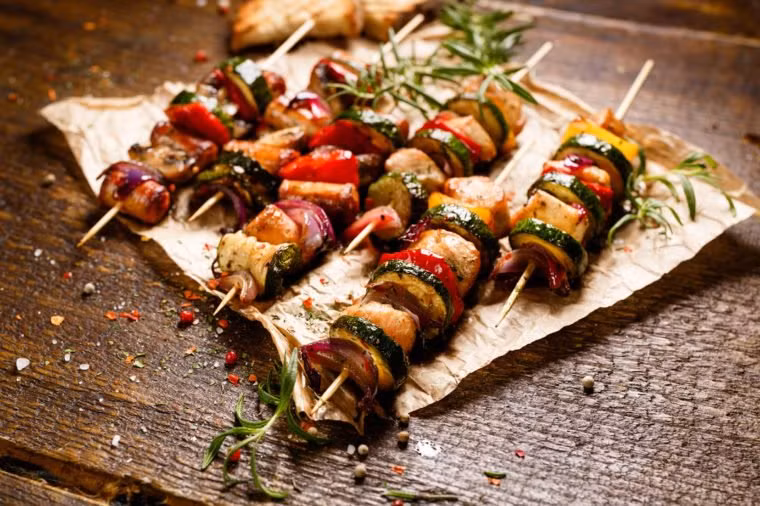 Ăn thêm protein: Các tế bào của cơ thể cần được sửa chữa hàng ngày và cần protein để các khối cơ xây dựng cho quá trình này. Các nguồn protein tốt có trong thịt trắng không da từ thịt gà hoặc gà tây, hoặc các lựa chọn ăn chay như đậu xanh, quinoa, các loại hạt, đậu và đậu phụ.