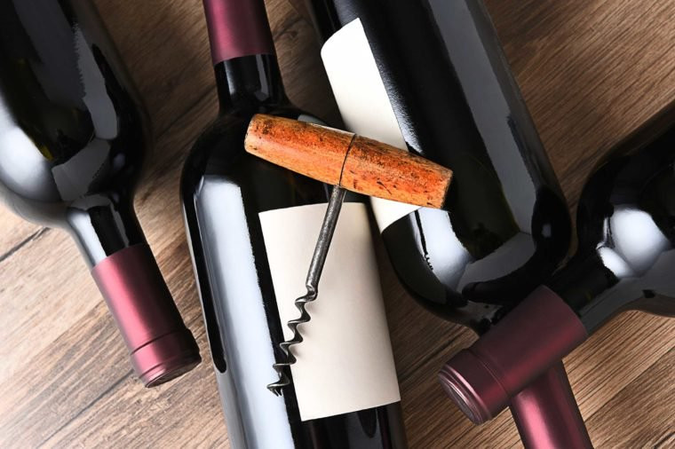 Uống rượu vang đỏ: Một nghiên cứu của Đại học Virginia (Mỹ) đã phát hiện ra rằng resveratrol, một hợp chất trong rượu vang đỏ, ức chế một loại protein gây ung thư. Uống một ly rượu vang đỏ 3-4 lần một tuần có thể đủ để chống lại các tế bào ung thư mới nổi.