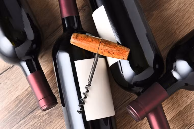 Uống rượu vang đỏ: Một nghiên cứu của Đại học Virginia (Mỹ) đã phát hiện ra rằng resveratrol, một hợp chất trong rượu vang đỏ, ức chế một loại protein gây ung thư. Uống một ly rượu vang đỏ 3-4 lần một tuần có thể đủ để chống lại các tế bào ung thư mới nổi.