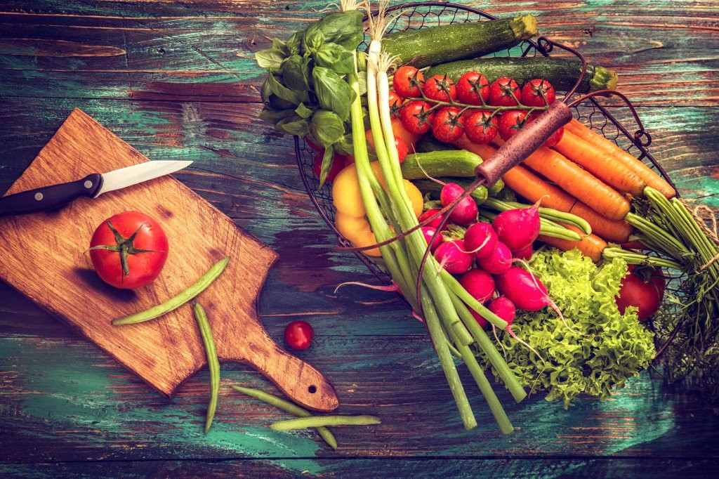 Chọn ăn thực phẩm nhiều màu sắc: Các thực phẩm đa dạng màu sắc chứa chất chống oxy hóa, làm chậm quá trình lão hóa bằng cách bảo vệ tế bào khỏi bị hư hại. Hãy ăn thêm trái cây hoặc rau quả hàng ngày nhằm mục đích có ít nhất ba màu sắc thực phẩm khác nhau mỗi ngày.