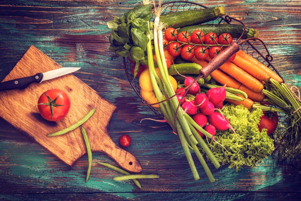 Chọn ăn thực phẩm nhiều màu sắc: Các thực phẩm đa dạng màu sắc chứa chất chống oxy hóa, làm chậm quá trình lão hóa bằng cách bảo vệ tế bào khỏi bị hư hại. Hãy ăn thêm trái cây hoặc rau quả hàng ngày nhằm mục đích có ít nhất ba màu sắc thực phẩm khác nhau mỗi ngày.