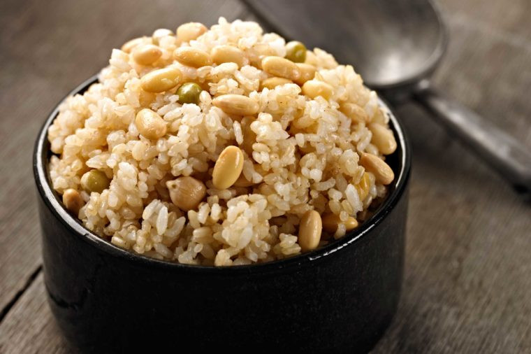 Chọn loại gạo tốt: Tích cực ăn gạo lức bởi nó chữa nhiều chất dinh dưỡng hơn gạo trắng. Ngoài ra, gạo nếp cũng là một nguồn chất xơ tốt và có thể giúp bảo vệ chống ung thư, bệnh tim và tiểu đường tuýp 2. 