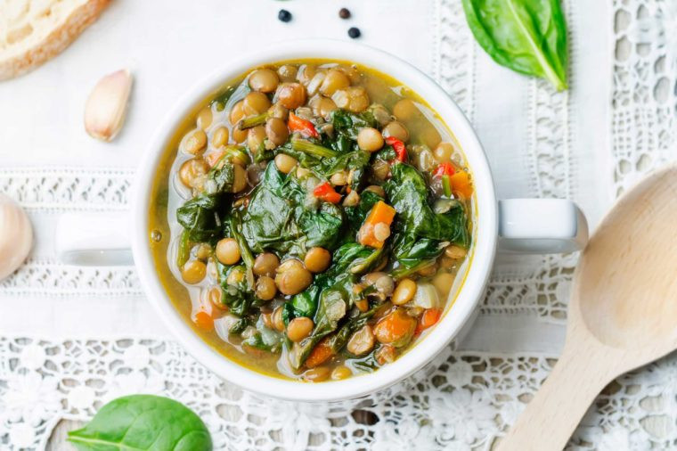 Bổ sung nhiều chất xơ: Các khuyến cáo lượng chất xơ cần thiết hàng ngày là 25-35 gam. Thói quen ăn uống giàu chất xơ có thể bảo vệ cơ thể chống lại bệnh ung thư, thúc đẩy sức khỏe tim mạch và giữ cho lượng đường trong máu ổn định.