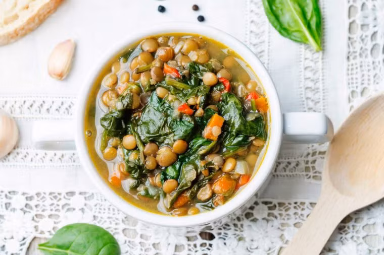 Bổ sung nhiều chất xơ: Các khuyến cáo lượng chất xơ cần thiết hàng ngày là 25-35 gam. Thói quen ăn uống giàu chất xơ có thể bảo vệ cơ thể chống lại bệnh ung thư, thúc đẩy sức khỏe tim mạch và giữ cho lượng đường trong máu ổn định.