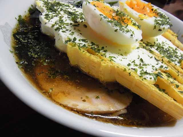 Hầu hết những người lần đầu thưởng thức đều tỏ ra rất lo ngại về vấn đề sức khỏe sau khi ăn xong tô ramen này. Những người có vấn đề về dạ dày hoặc ruột tốt nhất không nên tò mò thưởng thức.