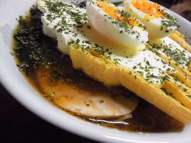 Hầu hết những người lần đầu thưởng thức đều tỏ ra rất lo ngại về vấn đề sức khỏe sau khi ăn xong tô ramen này. Những người có vấn đề về dạ dày hoặc ruột tốt nhất không nên tò mò thưởng thức.