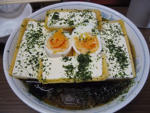 Mọi người chỉ có thể tìm thấy loại mì ramen trộn kem ốc quế này ở một cửa hàng mì ramen Kikuya ở ga Kita Senju, Tokyo.