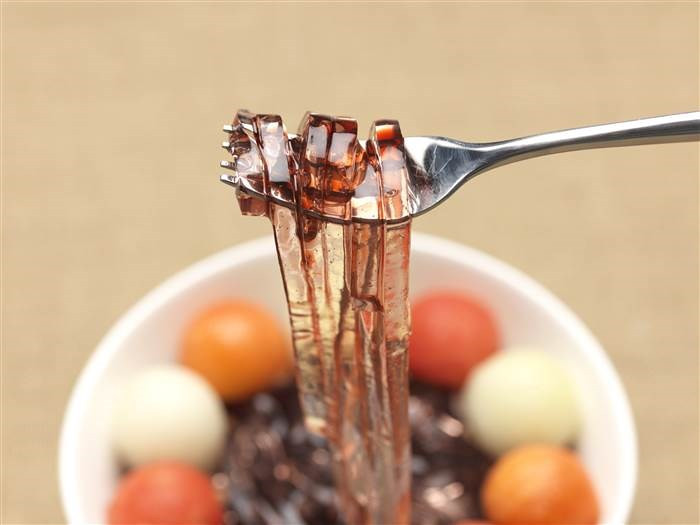 Ngoài vị ngọt và lạnh, người ăn còn có cảm giác giống như đang ăn một bát mì trong suốt vì có thể xì xụp và còn có thể uống cả “nước dùng” chính là phần kem bên dưới. Ảnh: Today, Nippon.