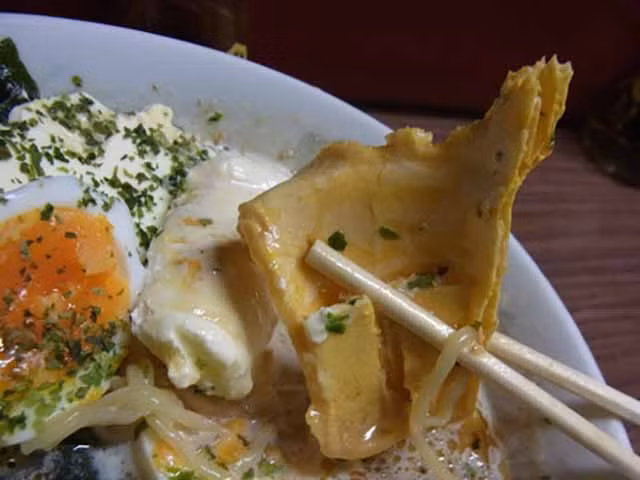 Một số vị khách còn cảm thấy lo ngại nên ăn từng phần, ramen trước, kem sau, nhưng một số người vì tò mò nên trộn lẫn 2 thứ vào nhau, tạo thành một hỗn hợp kỳ lạ, mùi vị được cho là rất lộn xộn. Giá của loại ramen độc đáo này là 850 yên (khoảng 170.000 đồng)/tô.