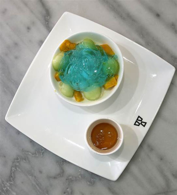 Lớp mì được đặt lên trên cùng một cách khéo léo sao cho trông giống như một thác nước.