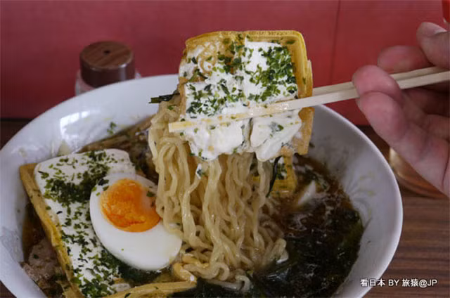 Thực khách khi đến cửa hàng này chỉ chú ý đến một loại mì có tên là “Icecream Ramen”.