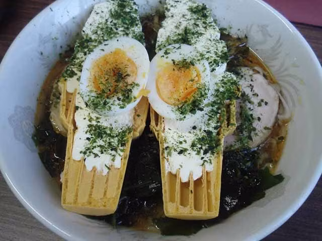 Tô mì ramen đặc biệt này được bày trí khá đẹp mắt và lạ độc thu hút rất nhiều người tìm đến thưởng thức.