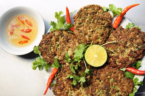 Con rươi được chế biến rất nhiều món ăn ngon, nhất là khi thời tiết trở lạnh, chất bùi bùi, thơm thơm của rươi rất hấp dẫn. Mà món ăn đặc trưng, dễ làm, chế biến nhanh nhất từ rươi chính là chiên cùng trứng.