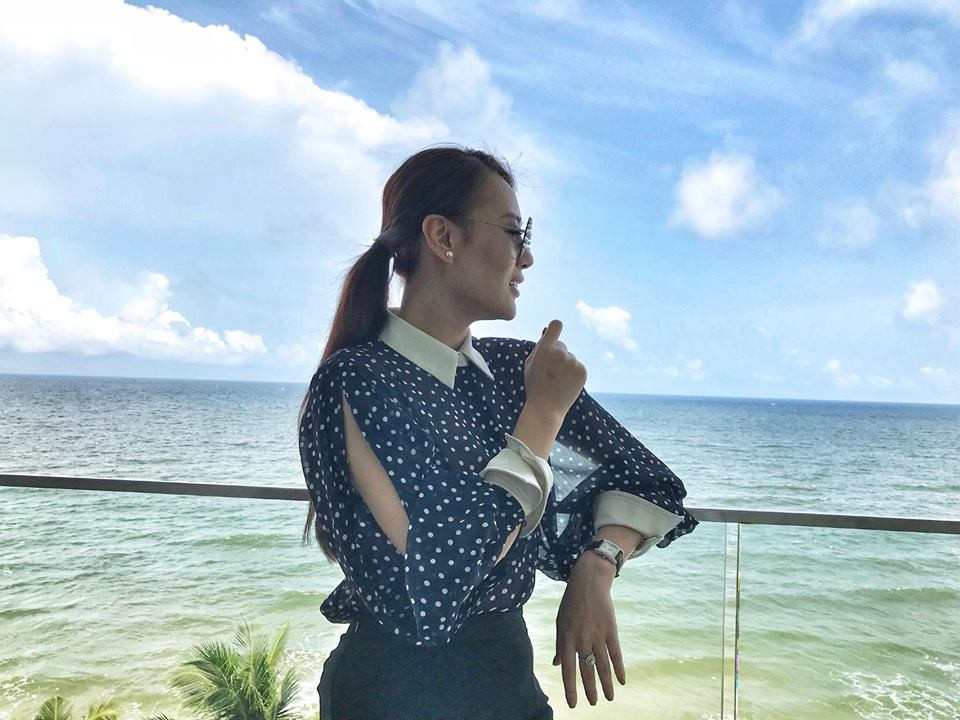 Chiếc sơ mi chấm bi các điệu phần tay nửa kín nửa hở giúp nữ diễn viên vừa khoe được làn da trắng vừa vẫn thanh lịch.