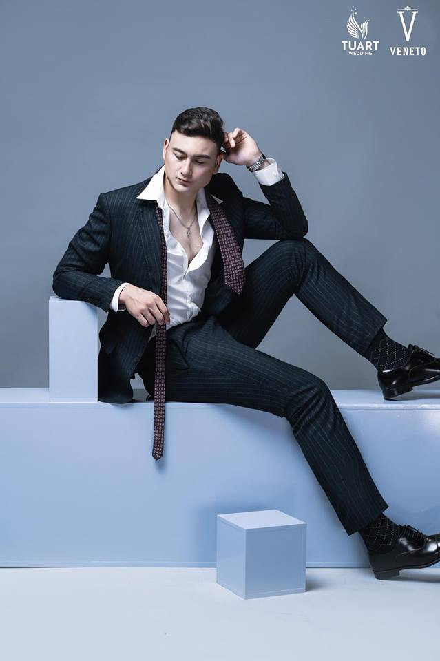 Không chỉ gây ấn tượng trên sân cỏ, cầu thủ Lâm Tây còn khiến người hâm mộ bất ngờ khi diện áo vest lịch lãm.