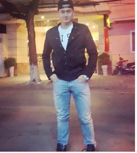 Lâm Tây mặc áo phông, quần jean rất chất.