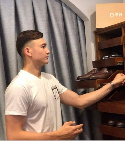 Anh mặc áo phông trắng bảnh bao, khoe cơ bắp cuồn cuộn.