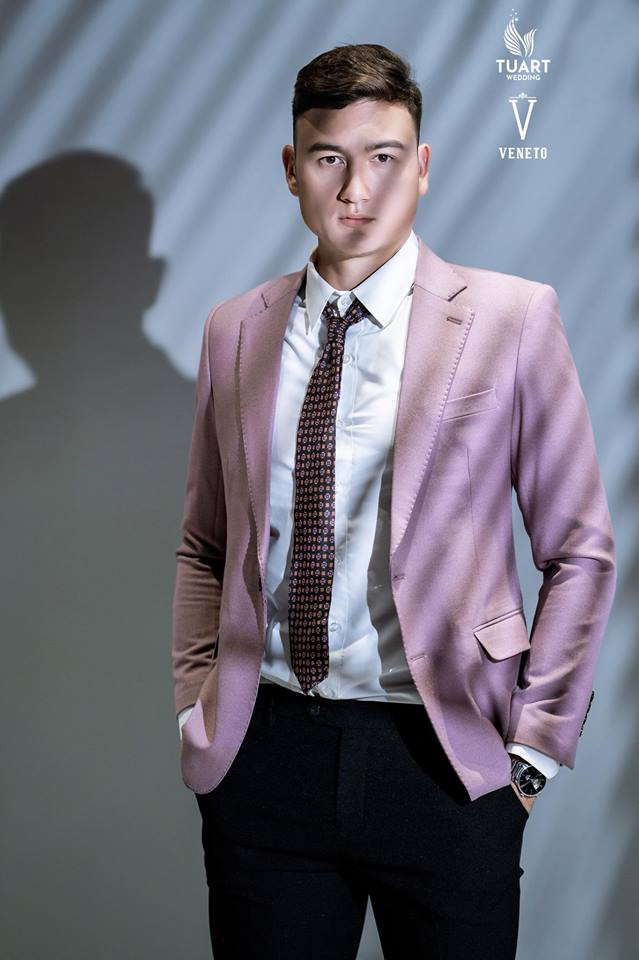 Thủ môn Lâm Tây diện vest hồng bảnh bao.