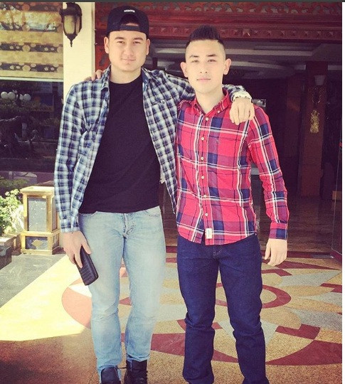 Anh còn khoác thêm áo sơ mi kẻ bên ngoài tạo nét cá tính. Ảnh: Internet.