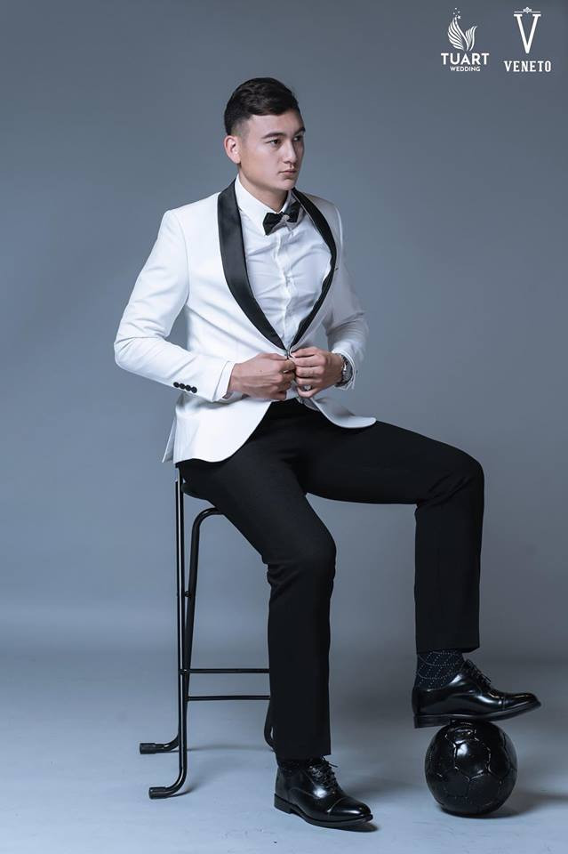 Anh chàng cao to điển trai ghi điểm với phong cách lịch lãm.