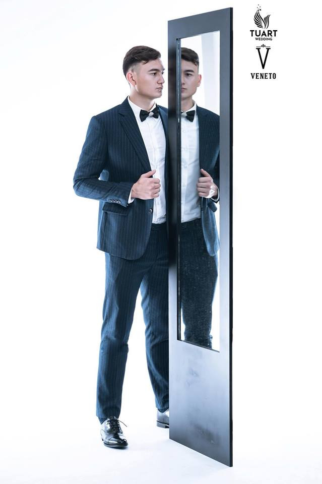 Vest kẻ sọc góp phần tạo nên thần thái điển trai cho chàng thủ môn trẻ.