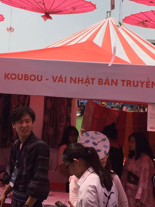 9X Nhat Ban dien trai, bi chup len vi giong Rocker Nguyen