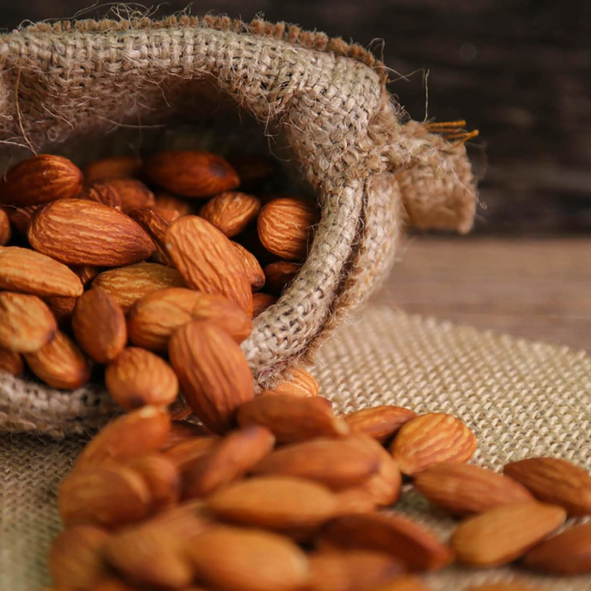 Hạnh nhân đắng là thực phẩm không nên ăn sống vì có chứa axit hydrocyanic, một hỗn hợp nguy hiểm của hydrogen cyanide và nước.