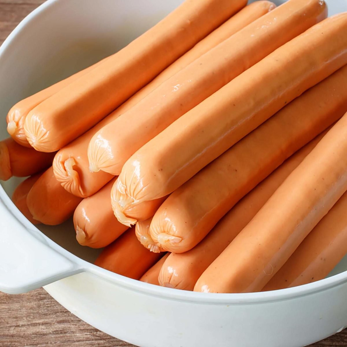 Theo các chuyên gia, xúc xích khi chưa làm chín có thể bị nhiễm vi khuẩn Listeria, loại vi khuẩn này chỉ có thể bị giết bằng cách làm chín thức ăn.