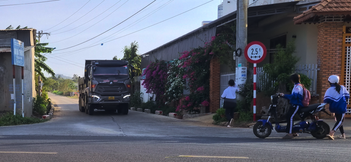 Đang xác minh loạt xe có dấu hiệu quá tải “cày nát” đường dân sinh - Hình 8 Dang xac minh loat xe co dau hieu qua tai “cay nat” duong dan sinh-Hinh-8