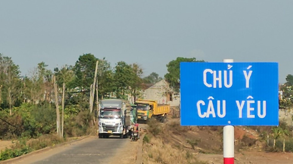 Đang xác minh loạt xe có dấu hiệu quá tải “cày nát” đường dân sinh - Hình 3 Dang xac minh loat xe co dau hieu qua tai “cay nat” duong dan sinh-Hinh-3