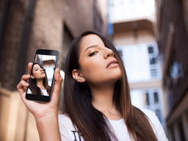 Cung tam gia, iPhone X cu hay iPhone 7 Plus moi dang mua hon?-Hinh-2