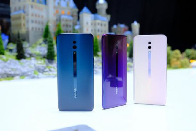 Bên cạnh đó, Oppo cũng sẽ đưa về Việt Nam phiên bản Reno thông thường với màn hình OLED 6,4 inch nhưng vẫn có camera selfie bật lên dạng vây cá mập. Nó không sử dụng ống kính zoom tiềm vọng và máy ảnh siêu rộng mà chỉ trang bị máy ảnh chính 48 MP (không có OIS) và cảm biến phụ 5 MP hỗ trợ chụp ảnh với hiệu ứng nền mờ và chụp ảnh ban đêm.