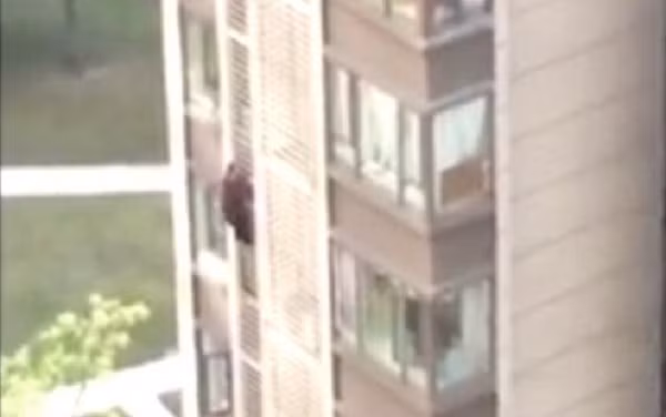 Choang cu ba 84 tuoi leo cua so tu tang 14 xuong thoan thoat