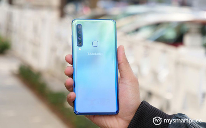  4. Galaxy A9 2018Giá bán: 8,99 triệu đồng Là sản phẩm của năm ngoái nhưng Galaxy A9 vẫn giữ được vị trí của mình nhờ thiết kế mặt lưng sang chảnh và cụm 4 camera sau (24MP + 10MP + 8MP + 5MP). Điện thoại có thể chụp ảnh bất chấp điều kiện ánh sáng nhờ 4 cảm biến này, và người dùng không cần đầu tư quá nhiều cho một thiết bị cầm tay. Các thông số kỹ thuật còn lại của máy gồm: màn hình 6,3 inch viền mỏng; chip xử lý Snapdragon 660 tầm trung; RAM 6GB; bộ nhớ trong 128GB; pin 3800 mAh; camera selfie 24MP.