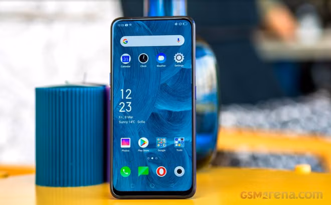  2. Oppo F11 Pro Giá bán: 8,49 triệu đồng Không thể không nhắc tới Oppo F11 Pro trong danh sách này. Bên cạnh Samsung, điện thoại tầm trung của Oppo cũng hết sức được ưa chuộng tại thị trường Việt Nam. Đáng chú ý hơn, đây còn là chiếc smartphone có thiết kế toàn màn hình, camera trước 16MP có thiết kế đẩy lên linh hoạt. Trải nghiệm này mang tới cảm giác vô cùng cao cấp tới người dùng. Chưa hết, điện thoại cũng thừa khả năng chơi game nặng nhờ phần cứng mạnh mẽ: chip xử lý Helio P70; RAM 6GB; bộ nhớ trong 64GB và pin 4000 mAh. Ở phía sau, thiết bị có cụm camera sau kép 48MP + 5MP, hỗ trợ chụp ảnh chân dung đẹp tuyệt đình.
